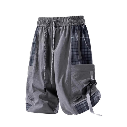 Shorts uomo larghi stile cargo con cuciture a quadri (plaid stitching). Comodi, casual e versatili, ideali per outfit estivi.