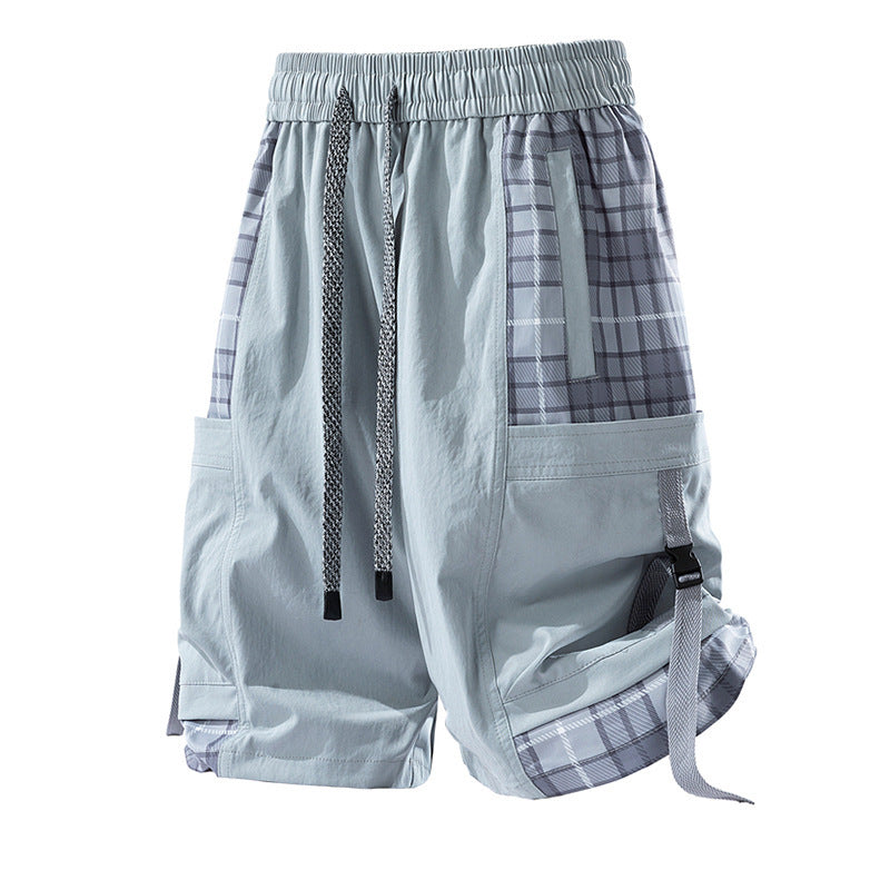 Shorts uomo larghi stile cargo con cuciture a quadri (plaid stitching). Comodi, casual e versatili, ideali per outfit estivi.