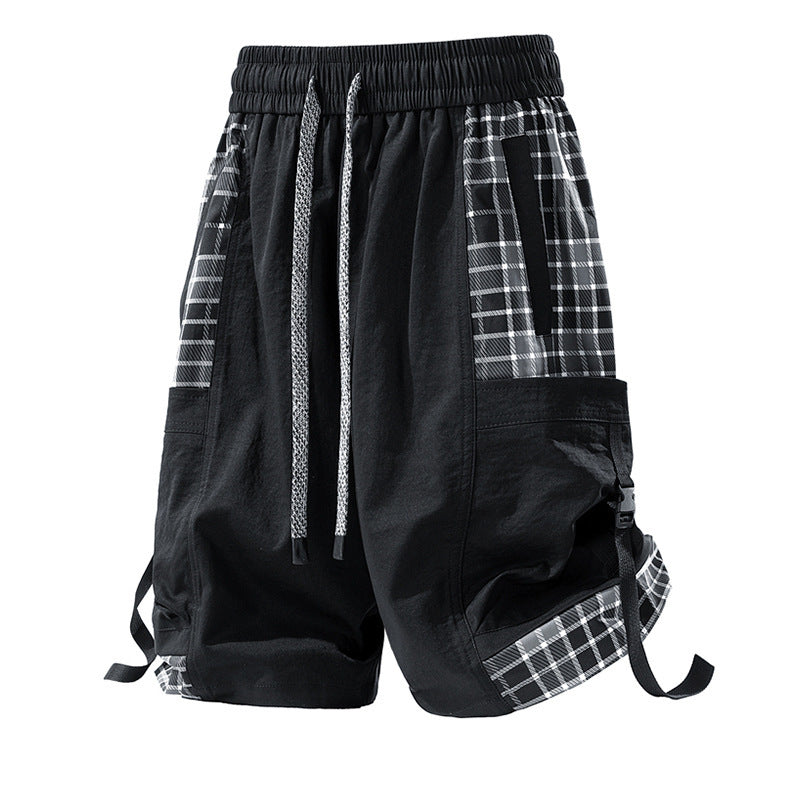 Shorts uomo larghi stile cargo con cuciture a quadri (plaid stitching). Comodi, casual e versatili, ideali per outfit estivi.