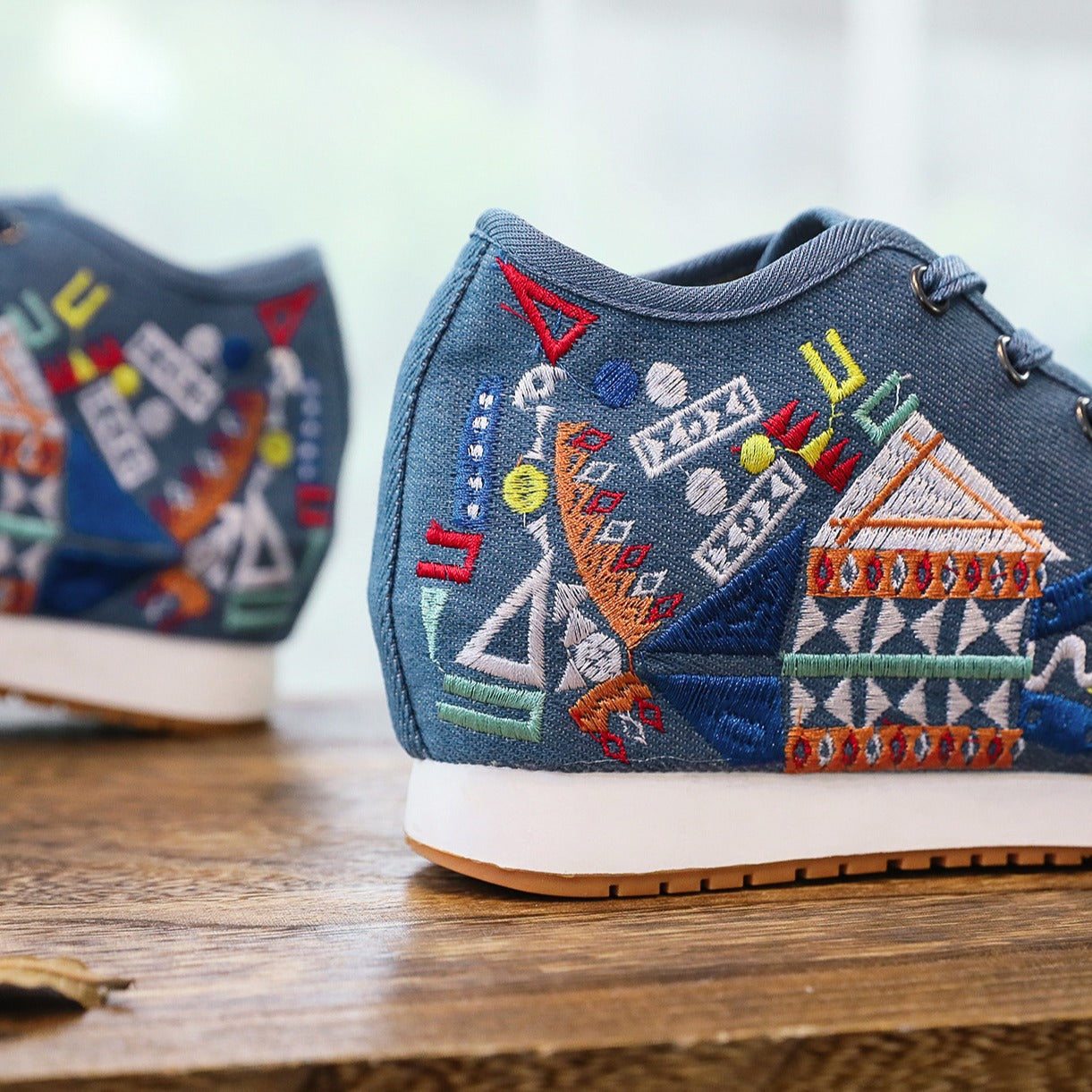 Autumn And Winter Fleece-lined Canvas Embroidered Sneaker