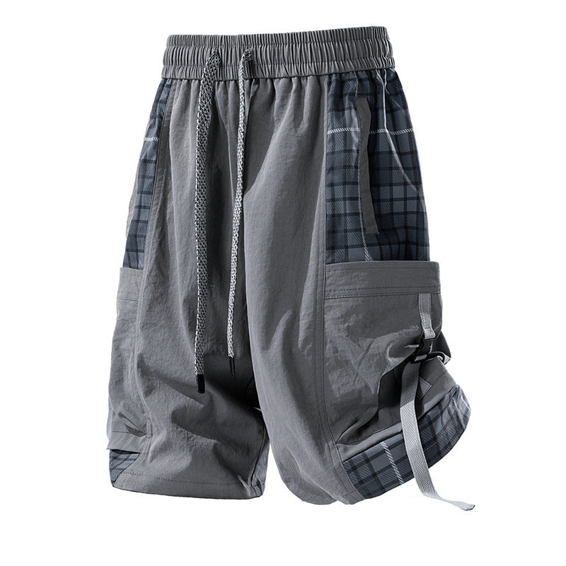 Shorts uomo larghi stile cargo con cuciture a quadri (plaid stitching). Comodi, casual e versatili, ideali per outfit estivi.