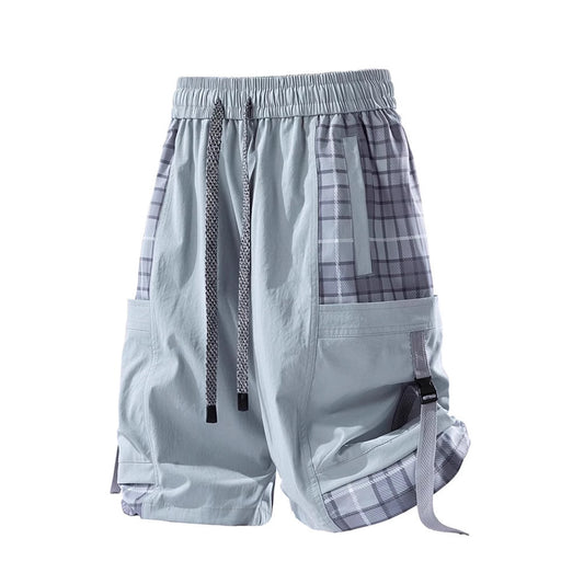 Shorts uomo larghi stile cargo con cuciture a quadri (plaid stitching). Comodi, casual e versatili, ideali per outfit estivi.